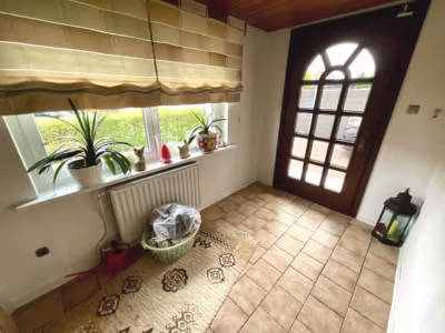 Charmantes Wohnhaus mit großem Grundstück - Windfang (80121)