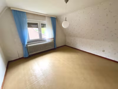Charmantes Wohnhaus mit großem Grundstück - Schlafzimmer (80122)