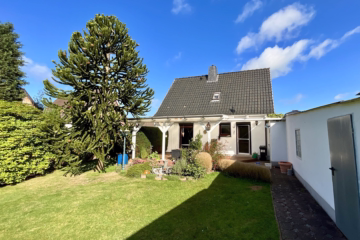 Charmantes Wohnhaus mit großem Grundstück - Gartenansicht I (46359)