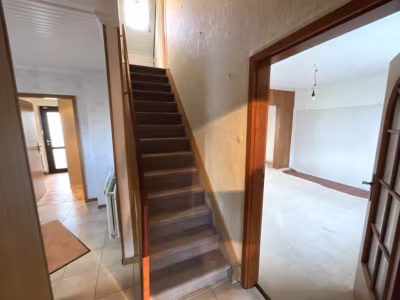 Charmantes Wohnhaus mit großem Grundstück - Flur mit Treppe (80120)