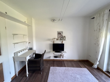 Charmantes kleines Reihenmittelhaus - Zimmer mit Balkon im Obergeschoss (53562)
