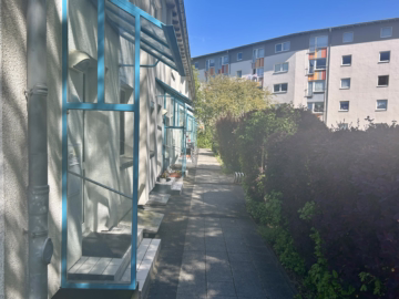 Charmantes kleines Reihenmittelhaus - Weg zum Hauseingang (53547)