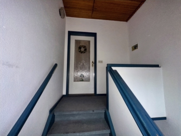 Kapitalanlage mit Entwicklungspotenzial - Treppenaufgang (48390)