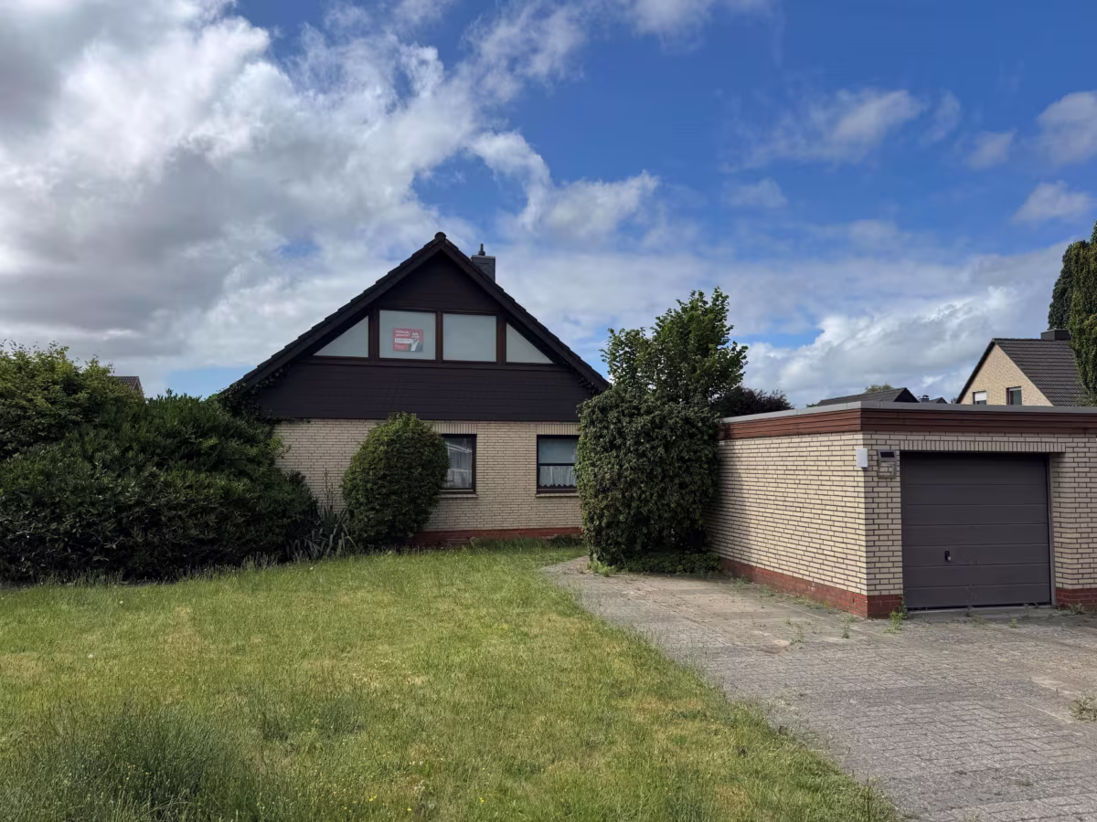 Straßenansicht mit Garage