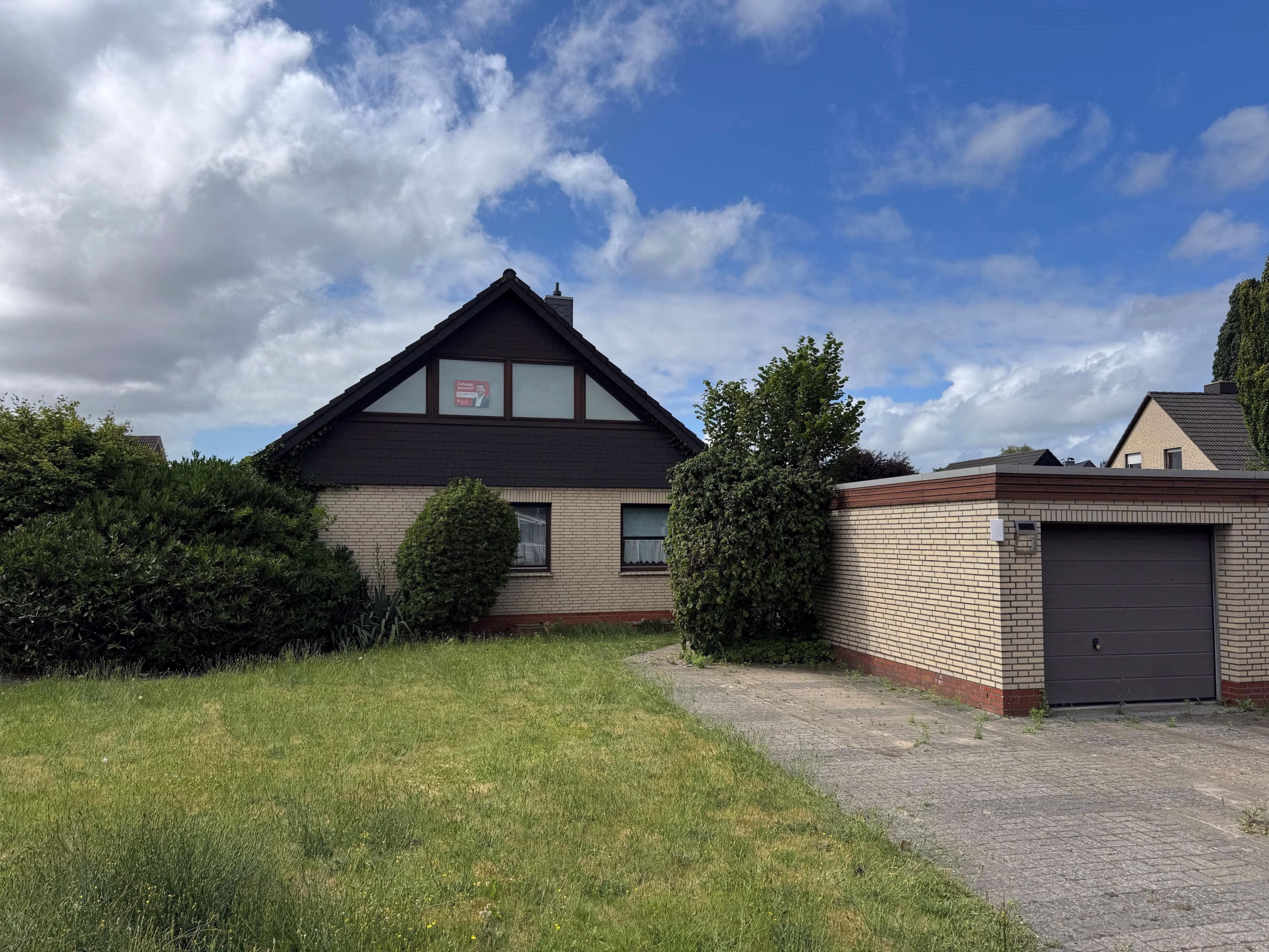 Straßenansicht mit Garage