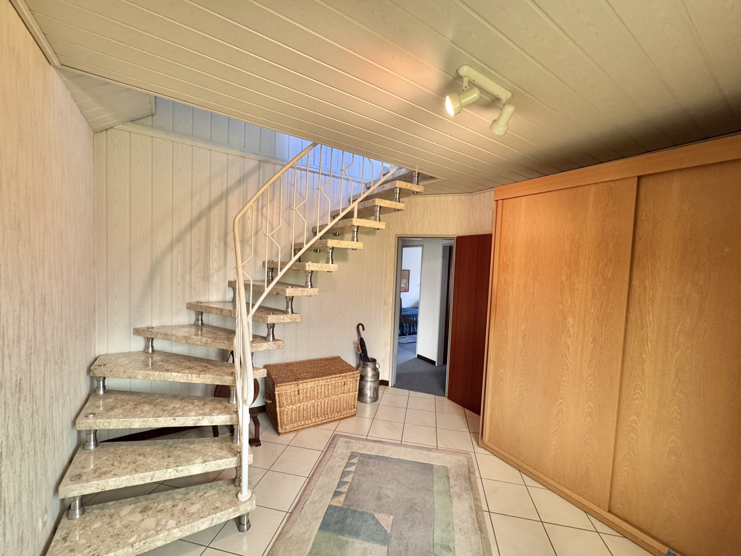 Abstellraum mit Treppe ins DG