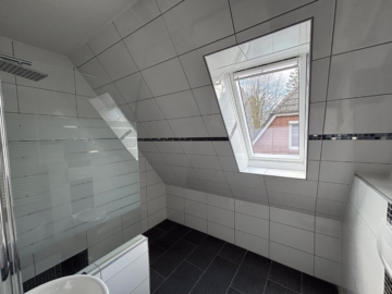 1999 gebaut, 2025 saniert – EFH in Wulsdorf - Duschbad DG (43672)
