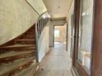 Rechte Seite: Flur mit Treppe ins DG - Seltene Gelegenheit in unmittelbarer Nordseenähe