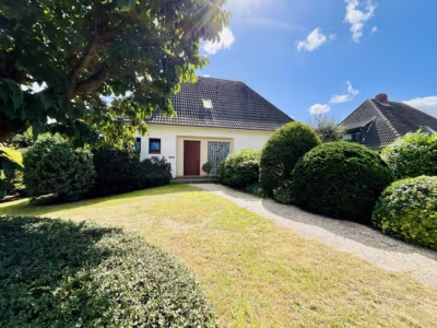 Schöne Lage: EFH mit großem Garten und Vollkeller - Vorderansicht (80606)