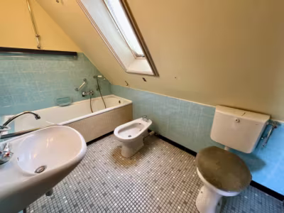 Schöne Lage: EFH mit großem Garten und Vollkeller - DG Badezimmer (80624)