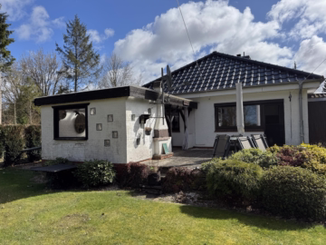 Walmdachbungalow auf parkähnlichem Grundstück - Gartenansicht (49918)