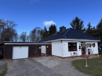 Walmdachbungalow auf parkähnlichem Grundstück - Straßenansicht mit Garage (49916)