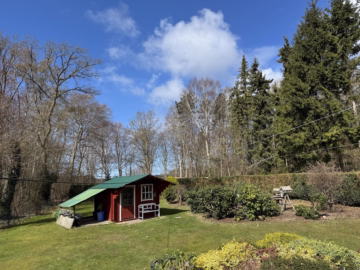 Walmdachbungalow auf parkähnlichem Grundstück - Blick von der Terrasse in den Garten (49923)