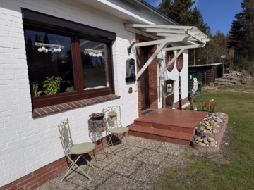 Walmdachbungalow auf parkähnlichem Grundstück - Hauseingang (49917)