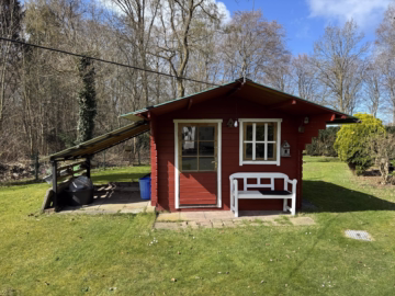 Walmdachbungalow auf parkähnlichem Grundstück - Gartenhaus (49925)