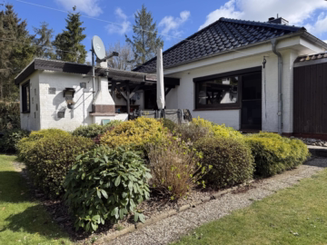 Walmdachbungalow auf parkähnlichem Grundstück - Gartenansicht mit Terrasse (49919)