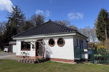 Walmdachbungalow auf parkähnlichem Grundstück - Straßenansicht (49915)