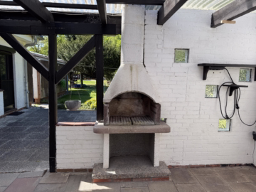 Walmdachbungalow auf parkähnlichem Grundstück - Gemauerter Außengrill (51587)