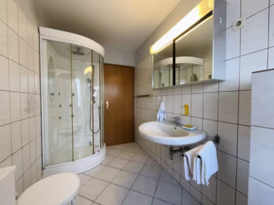 Gepflegter Bungalow mit Vollkeller - Duschbad (78029)