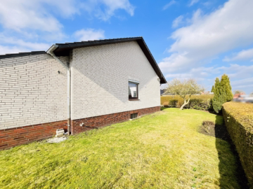 Gepflegter Bungalow mit Vollkeller - Seitenansicht (43137)