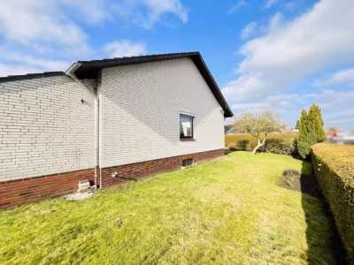 Gepflegter Bungalow mit Vollkeller - Seitenansicht (78013)