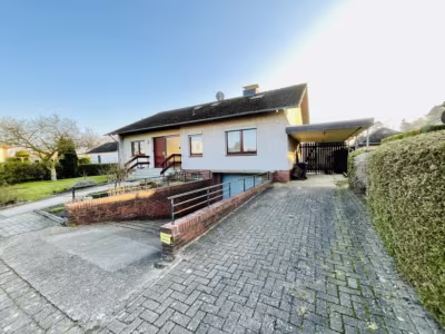 Gepflegter Bungalow mit Vollkeller - Auffahrt und Carport (78012)