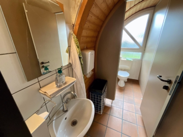 Schönes Gemeindehaus mit großem Garten - Herren-WC im Dachgeschoss (46231)