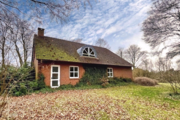 Schönes Gemeindehaus mit großem Garten - Seitenansicht (46214)