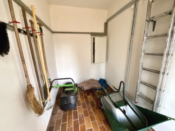 Schönes Gemeindehaus mit großem Garten - Gartengeräteraum (46232)