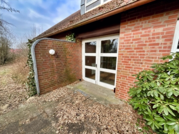 Schönes Gemeindehaus mit großem Garten - Eingangstür (46215)