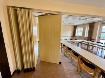 Schönes Gemeindehaus mit großem Garten - Trennwand im großen Saal (46218)