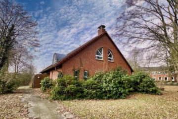 Schönes Gemeindehaus mit großem Garten - Straßenansicht (46211)