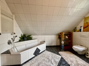Hier lässt es sich leben: Gut aufgeteiltes EFH - DG Badezimmer (43181)
