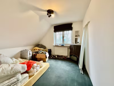 Hier lässt es sich leben: Gut aufgeteiltes EFH - DG Zimmer 1 (81740)