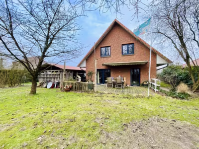 Hier lässt es sich leben: Gut aufgeteiltes EFH - Gartenansicht (81751)