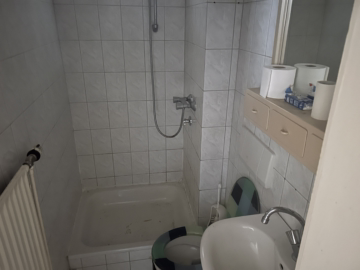 Mehrfamilienhaus mit 7 Wohnungen und Lager in Lehe - Duschbad 3 Zi.-Wo (37921)