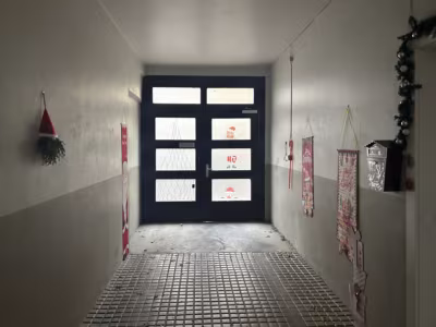 Mehrfamilienhaus mit 7 Wohnungen und Lager in Lehe - Durchfahrt / Gebäudeeingang (85276)