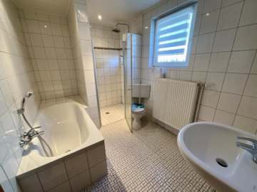 Zweifamilienhaus im schönen Bederkesa - Badezimmer Erdgeschoss (44913)