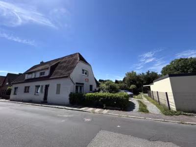 Kleine, sanierungsbedürftige DHH - mit KI verändert - Straßenansicht (81886)