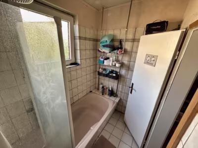 Kleine, sanierungsbedürftige DHH - Badezimmer (81878)