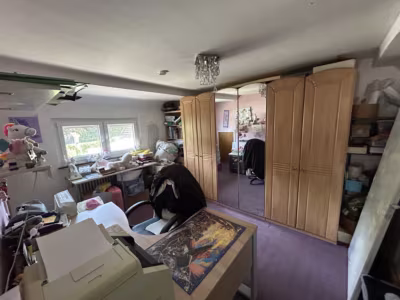 Kleine, sanierungsbedürftige DHH - OG-Zimmer 2 (81880)
