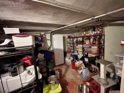 Kleine, sanierungsbedürftige DHH - Kellerraum (81881)