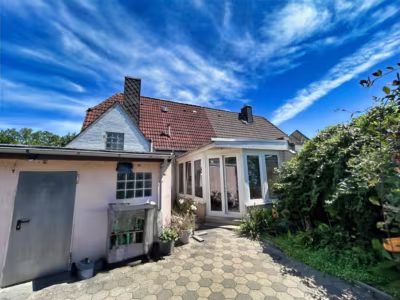 Kleine, sanierungsbedürftige DHH - Terrassenansicht (81868)