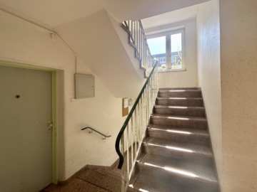 Attraktive 2-Zimmer-Wohnung mit zwei Balkonen - Treppenhaus Eingang (53522)