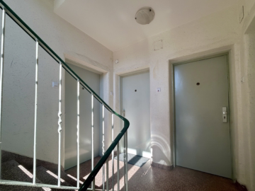 Attraktive 2-Zimmer-Wohnung mit zwei Balkonen - Treppenhaus Eingang zur Wohnung (53524)