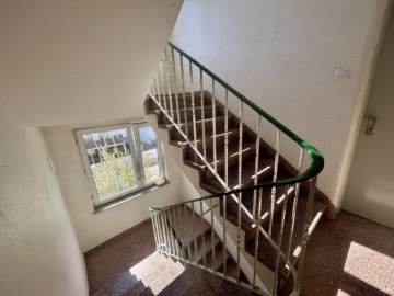 Attraktive 2-Zimmer-Wohnung mit zwei Balkonen - Treppenhaus (53523)