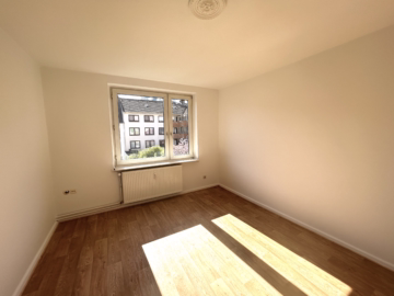 Attraktive 2-Zimmer-Wohnung mit zwei Balkonen - Wohnzimmer (53531)