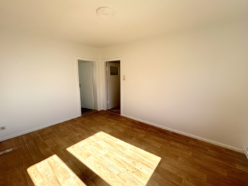 Attraktive 2-Zimmer-Wohnung mit zwei Balkonen - Wohnzimmer (53532)