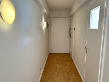 Attraktive 2-Zimmer-Wohnung mit zwei Balkonen - Flur (53536)