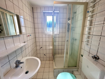 Attraktive 2-Zimmer-Wohnung mit zwei Balkonen - Badezimmer (53527)